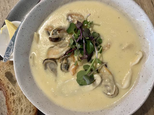 但尼丁早午餐推薦The Perc Cafe，海鮮巧達濃湯真的超好喝呀～海鮮料超多又香濃💕💕