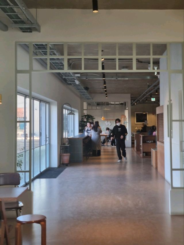 모던한 출판단지 카페