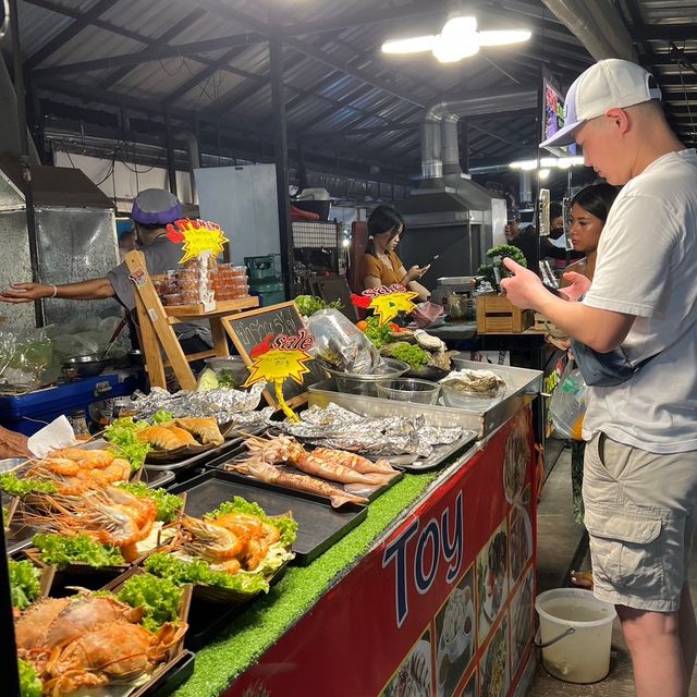 เดินเล่น ช้อปกินเที่ยว ที่จอมเทียน ไนท์มาร์เก็ต 