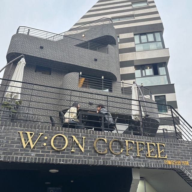 홍대 대형카페 더블유오앤