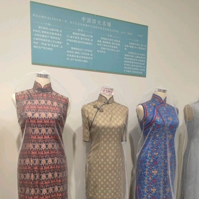 深圳城市廣場(科學館站F出口)~免費參觀旗袍館~顛倒博物館(付費)~國內品牌(駱駝)outlet 深圳城市廣場(科學館站F出口)~免費參觀旗袍館~顛倒博物館(付費)~國內品牌(駱駝)outlet