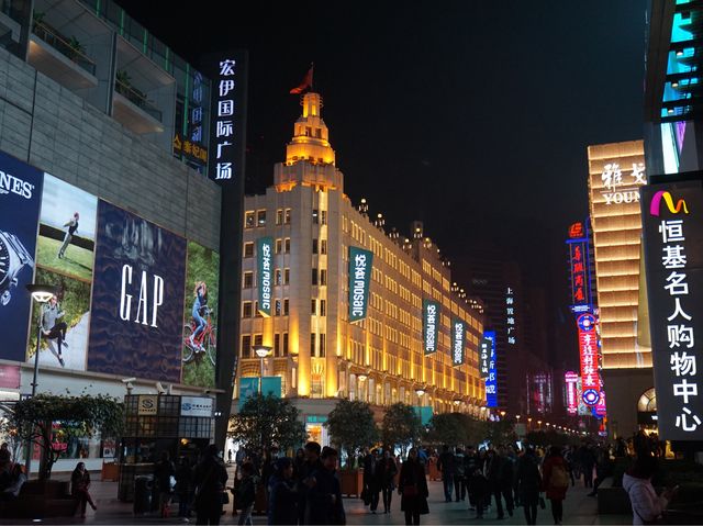 상해의 화려한 밤거리 난징동루✨