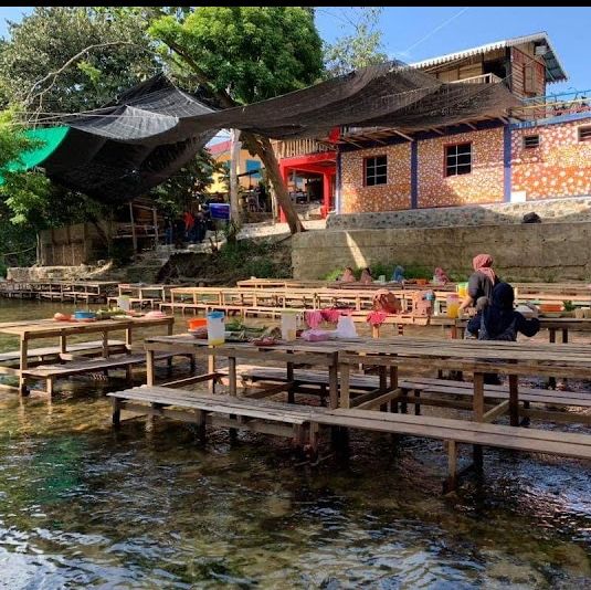 ENJOY KAMPUNG FOOD IN RIVER?! WHY NOT!