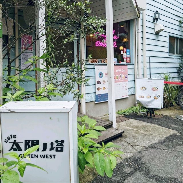 【大阪梅田駅すぐ！】カラフルなクリームソーダが有名なカフェ