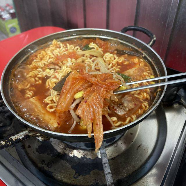 【明洞/ソウル】裏路地食堂でキムチチゲ食べる