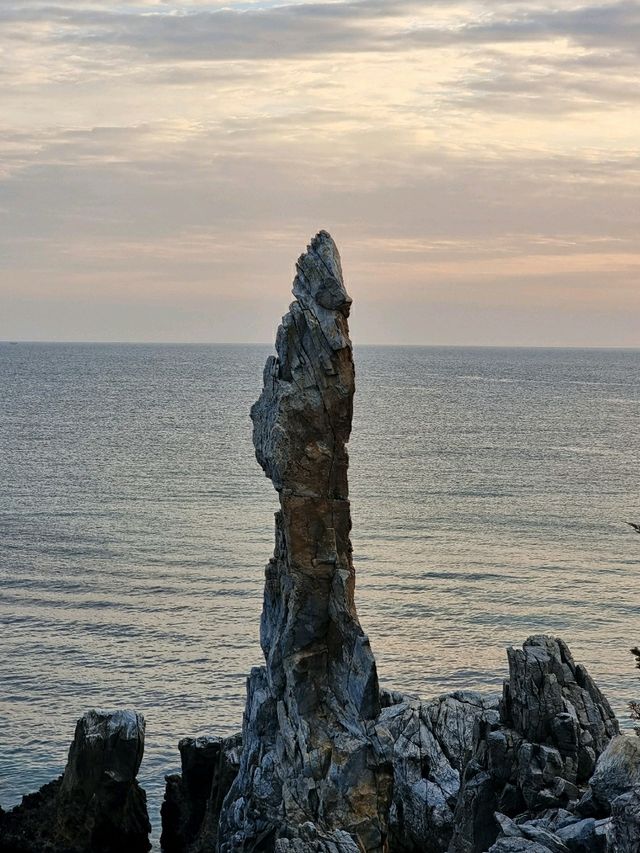 금빛 파도가 찰랑이는 흰모래 해변, 추암해수욕장