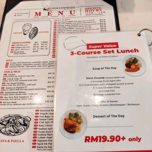 Seafood bar overlooking the Marina 🐟🦪