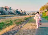 นั่งชิลยามเย็นที่ Kamo River เมืองเกียวโต