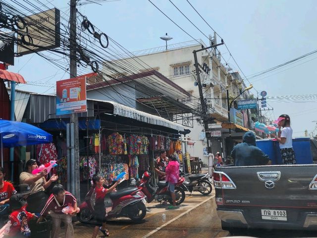 ลากแฟนไปขนน้ำขึ้นรถแล้วสาดน้ำแบบล้อหมุนที่ชุมพร