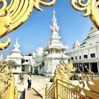 🤍 Getting lost in this intriguing White Temple 😍