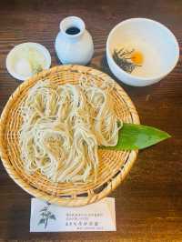 【長野県/ 戸隠の三本杉(三本目)を眺めながら食べる戸隠そば】