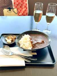 Lounge อลังการ ญี่ปุ่นสไตล์ และมีดีที่แกงกะหรี่ 🍛