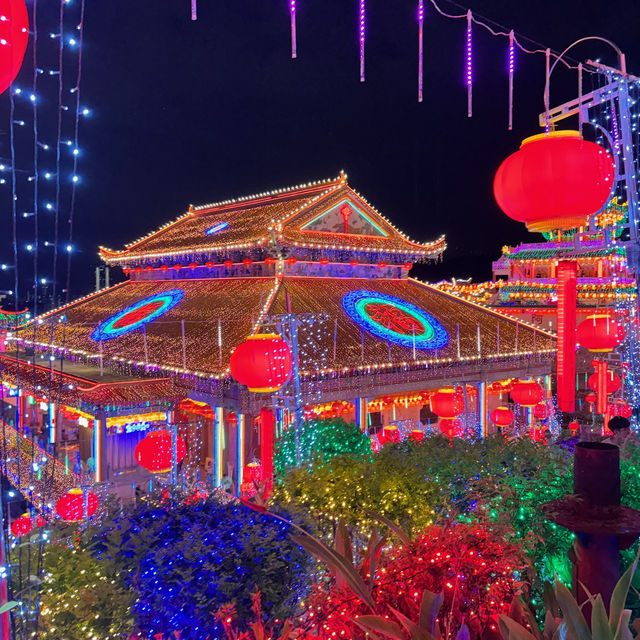 mesmerizing lights display at kek lok si penang