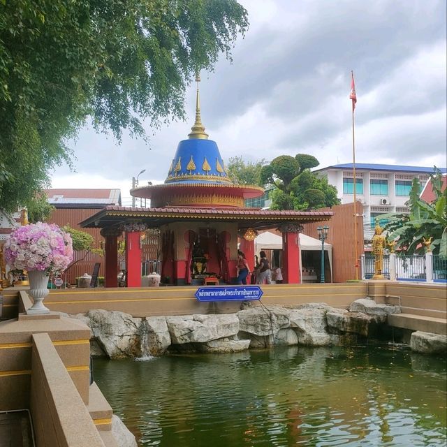 ไหว้พระขอพร รดน้ำมนต์สระน้ไศักดิ์สิทธิ์