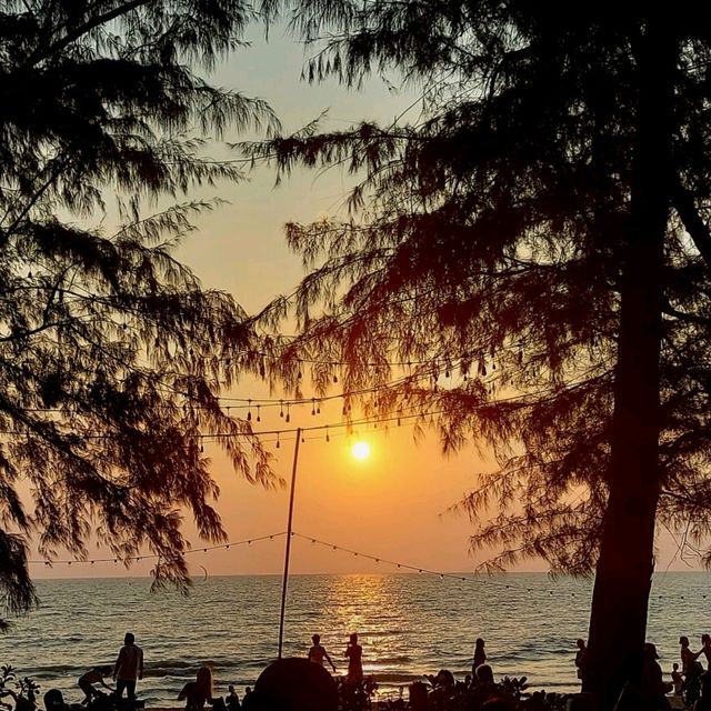 พระอาทิตย์ตก ริมหาดพัทยา