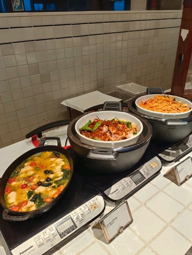 「橫濱洲際酒廊：無限供應飲品，晚上有現做Pizza」