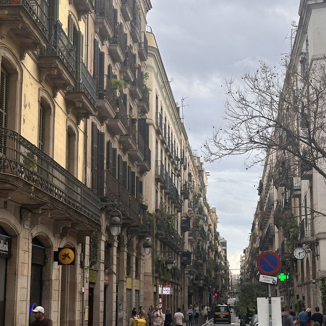 Stunning old town city walk in Barcelona 
