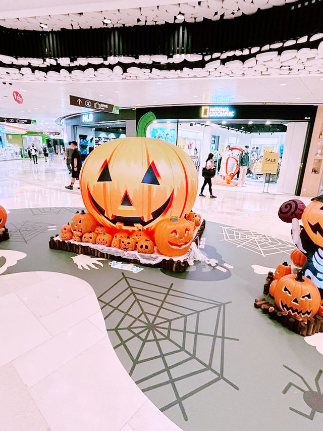 屯門v city 行下街