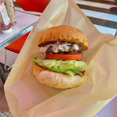 大阪/肥後橋】宇宙船のようなスペイシー空間なハンバーガー屋