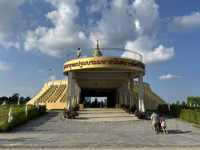 ชมความงดงาม พระพุทธปฐม องค์ใหญ่ที่สุดในประเทศไทย