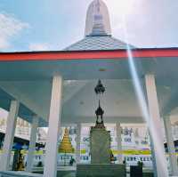 泰國曼谷標誌性皇家古跡寺廟景點:Wat Phitchaya Yatikaram Worawihan，雄偉白色巨塔，適合打卡拍照📸。