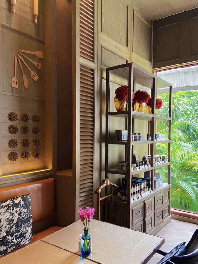 Anantara Siam Bangkok: A Luxurious Oasis in the Heart of the City