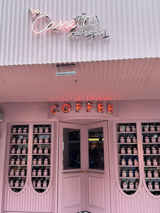 The Cassette Coffee Bar  คาเฟ่สีชมพู—ย่านสยาม 🌸☕️