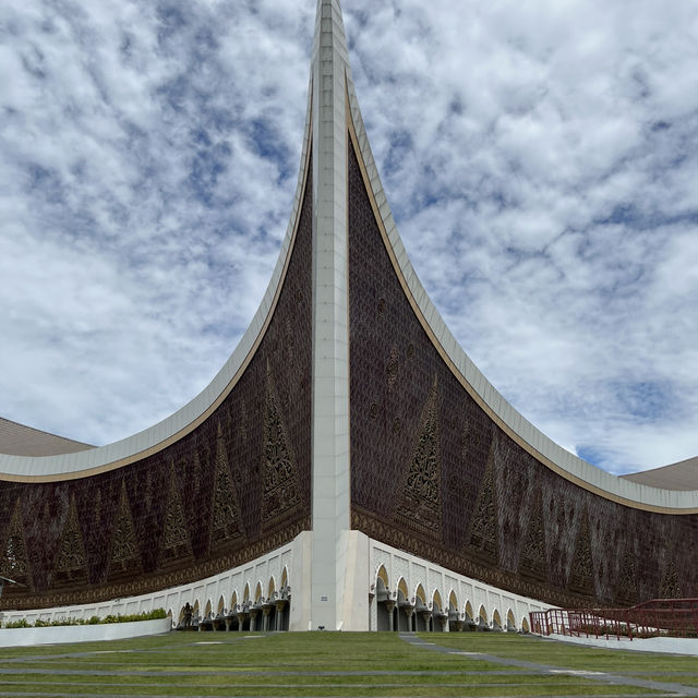 Magnificent building of Masjid Raya Sumatera Barat, Indonesia 🇮🇩