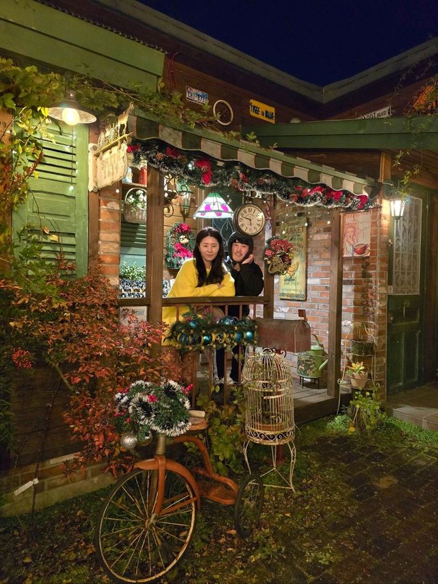 작은 정원 크리스마스가 가득한 카페🎄
