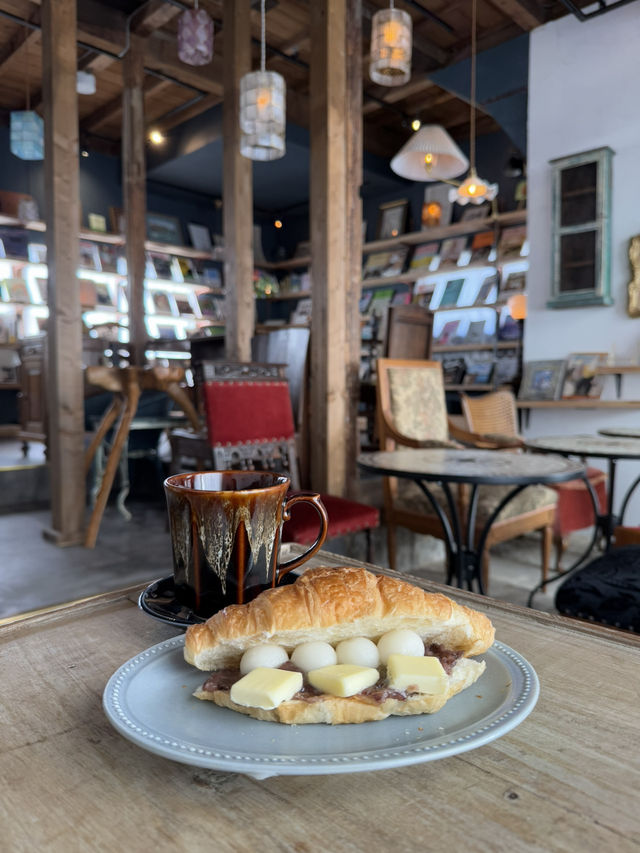 A Cozy Hideaway in Asakusa – TOE LIBRARY PARC