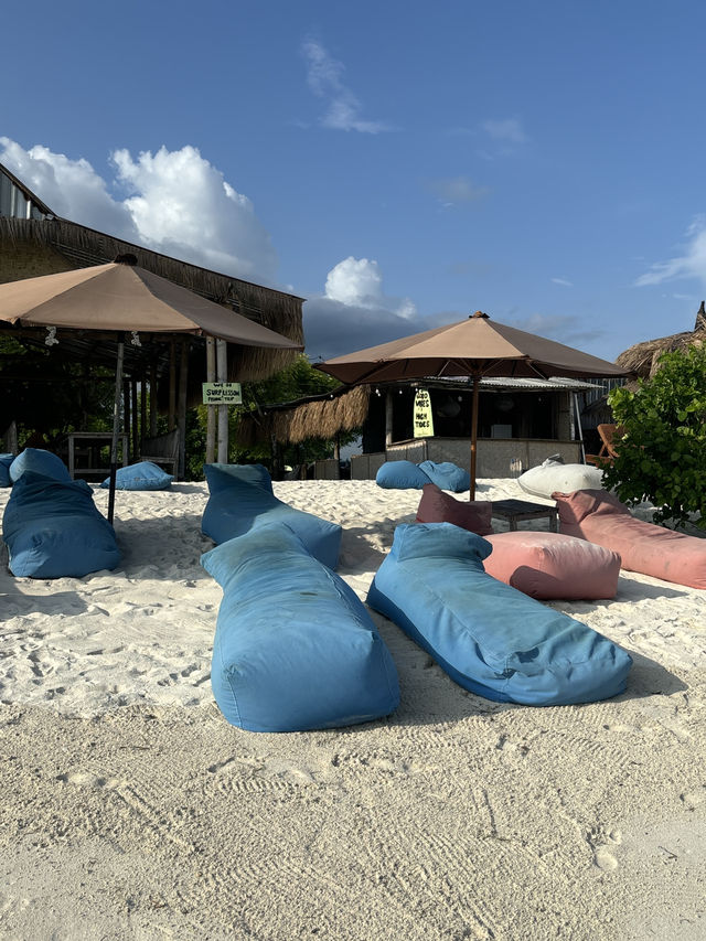 Relax and Refuel at Dina’s Warung in Kuta, Lombok 🍛🌴  