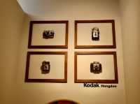 弘大街頭的黃紅驚喜：Kodak 人生四格初體驗連背景都自帶復古感✨Kodak 弘大人生四格店太美了！弘大最吸睛人生四格就在這！
