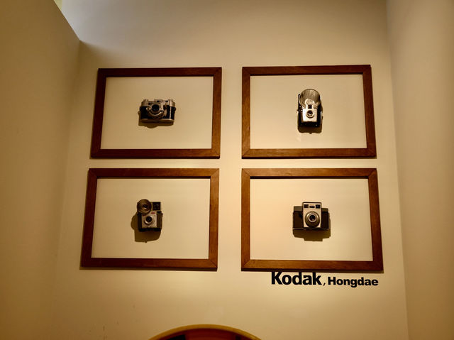 弘大街頭的黃紅驚喜：Kodak 人生四格初體驗連背景都自帶復古感✨Kodak 弘大人生四格店太美了！弘大最吸睛人生四格就在這！