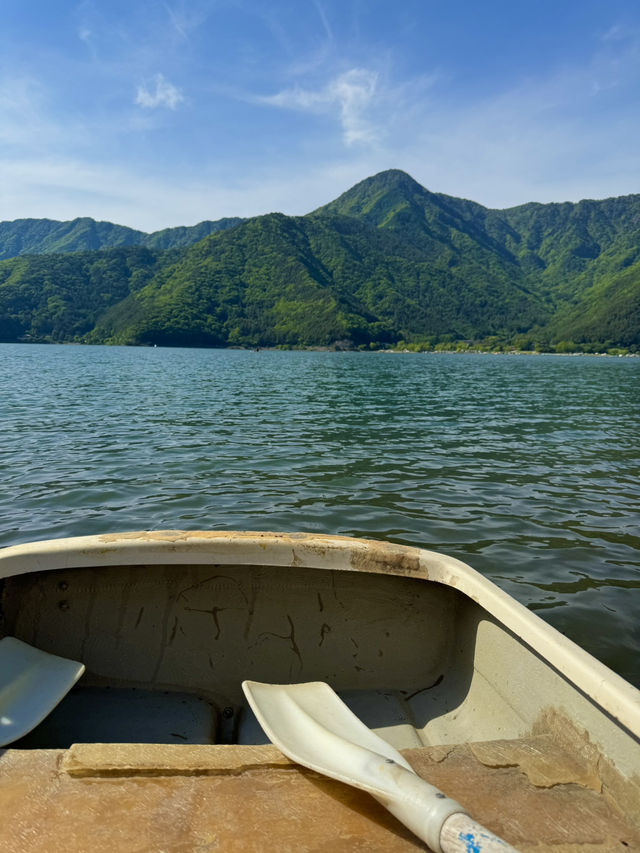 🏞️ 야마나카호, 후지산 품은 평화로운 호수!
