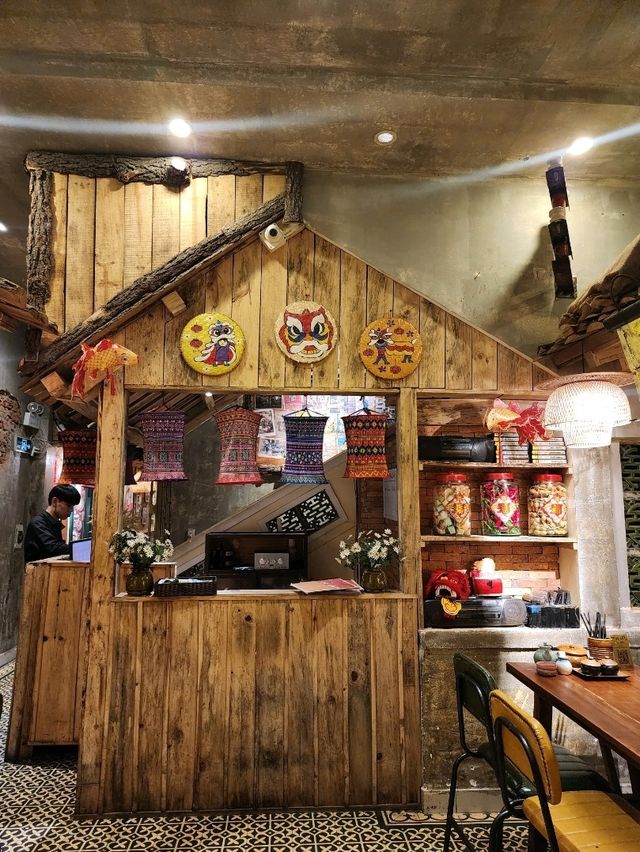 【ダナン/ベトナム】レトロなベトナム料理屋さん