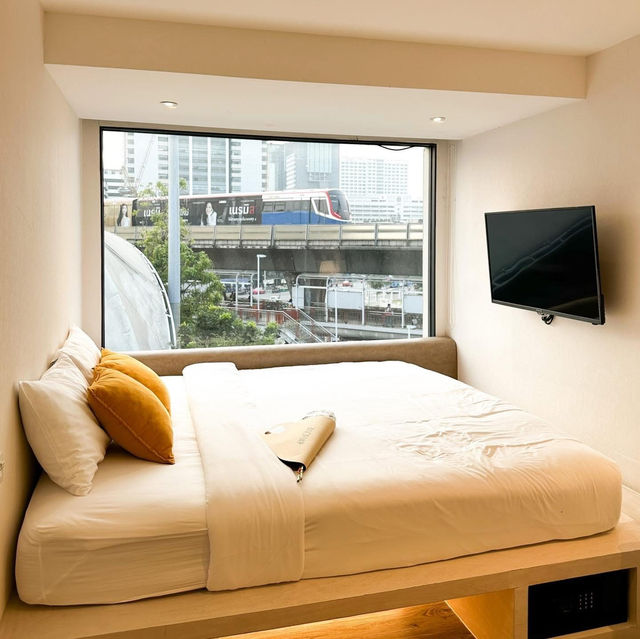 Yello Rooms Hotel ที่พักวิวรถไฟฟ้าสุดปัง