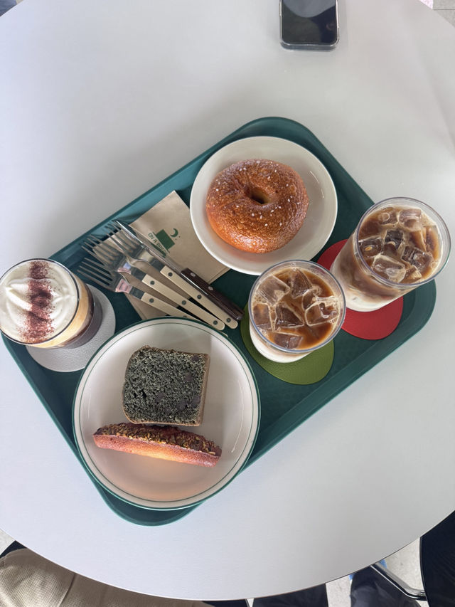 광주 송산유원지 뷰 대형카페 ,on a break