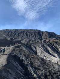 【前往 Mt. Bromo 的路上，不只是一段「交通」🚙🗻】 這趟不是單純的移動，而是一場穿越火山沙海的冒險旅程。