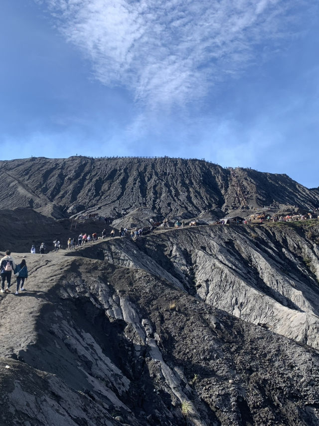 【前往 Mt. Bromo 的路上，不只是一段「交通」🚙🗻】 這趟不是單純的移動，而是一場穿越火山沙海的冒險旅程。