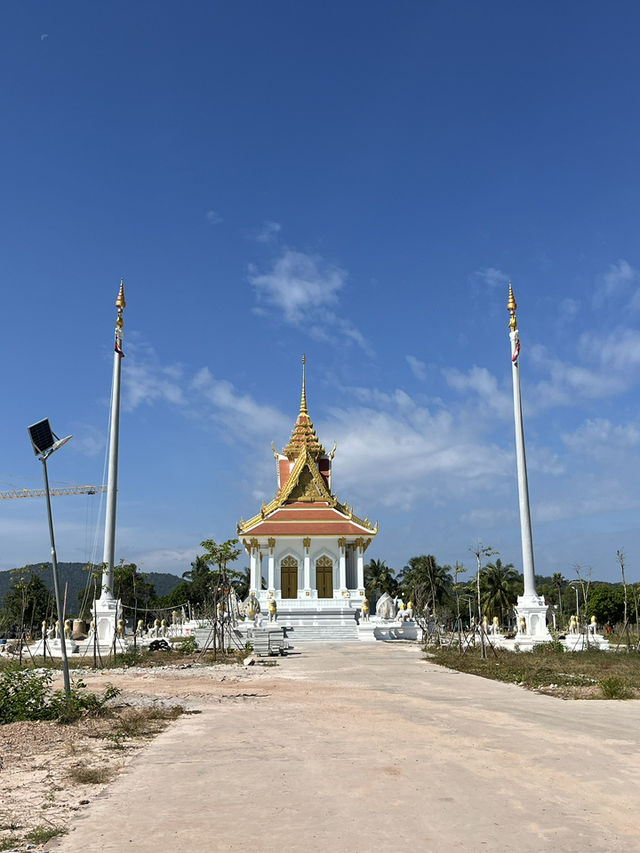 Party or Peace? Find Both on Koh Rong