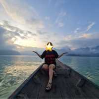 ที่พักเขื่อนเชี่ยวหลาน เล่นน้ำจอยๆ ที่แพภูผาวารี
