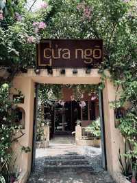 路地裏にひっそり佇むオシャレカフェ | Cafe Cua Ngo