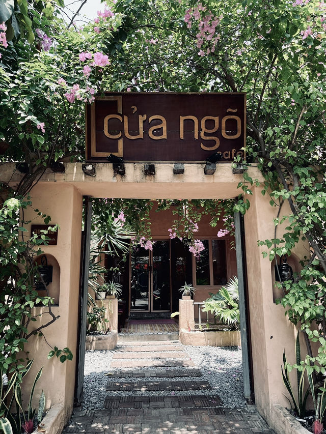 路地裏にひっそり佇むオシャレカフェ | Cafe Cua Ngo