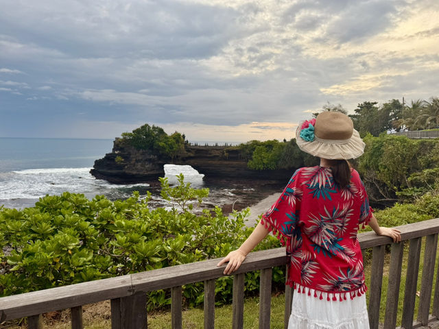 “Caught the Golden Hour at Tanah Lot Temple 💛🏜️”