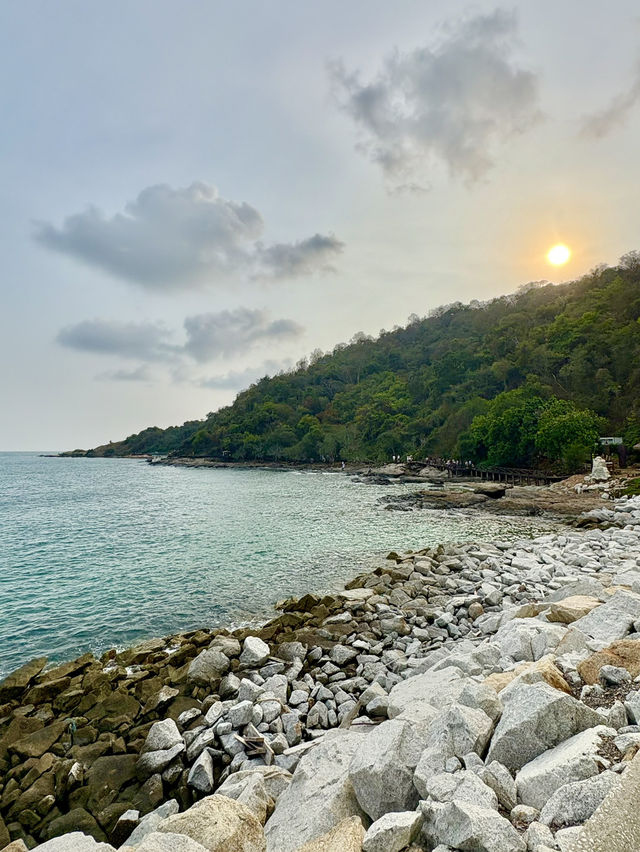 เขาแหลมหญ้า หมู่เกาะเสม็ด | ระยอง 🍍🏝️⛰️