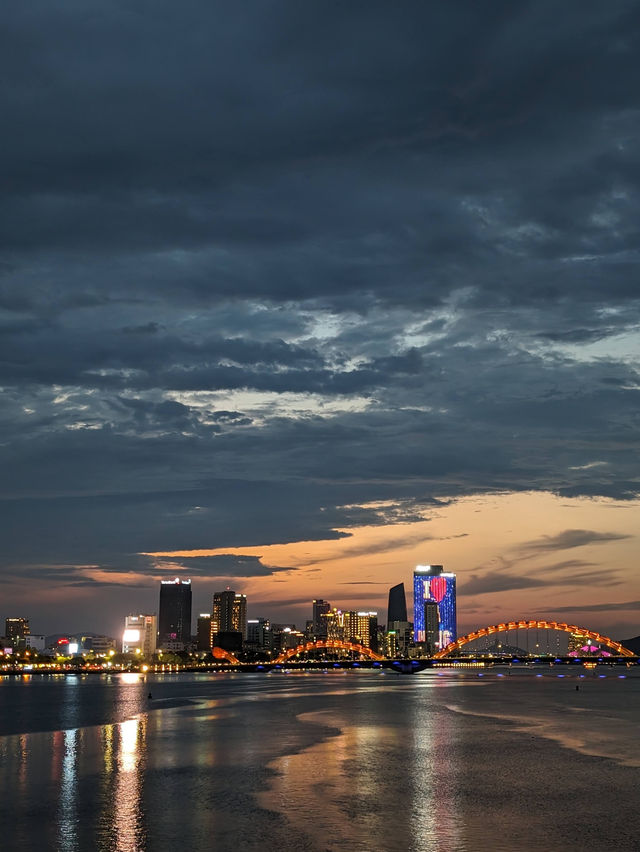 🇻🇳 Da Nang: The City That Lives Between Mountains and the Sea ⛰