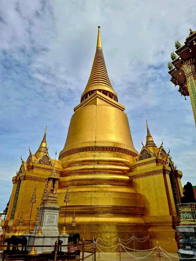 ชมวัดพระแก้วและวัดชนะสงคราม✨️