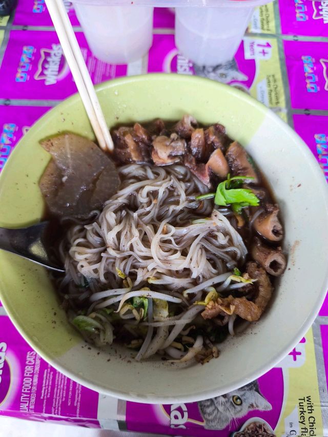 ก๋วยเตี๋ยวป้าแดงรสเด็ด 🍜🔥📍สันทราย เชียงใหม่