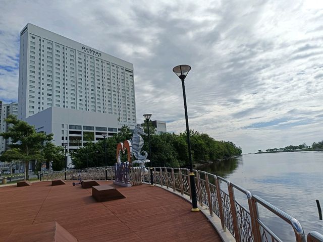 Pullman Riverfront Hotel. 
