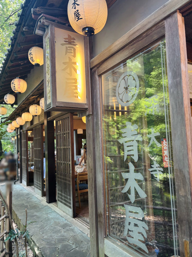 緑に囲まれたテラス席が人気の青木屋🇯🇵で食べる二八蕎麦🥢ˊ˗